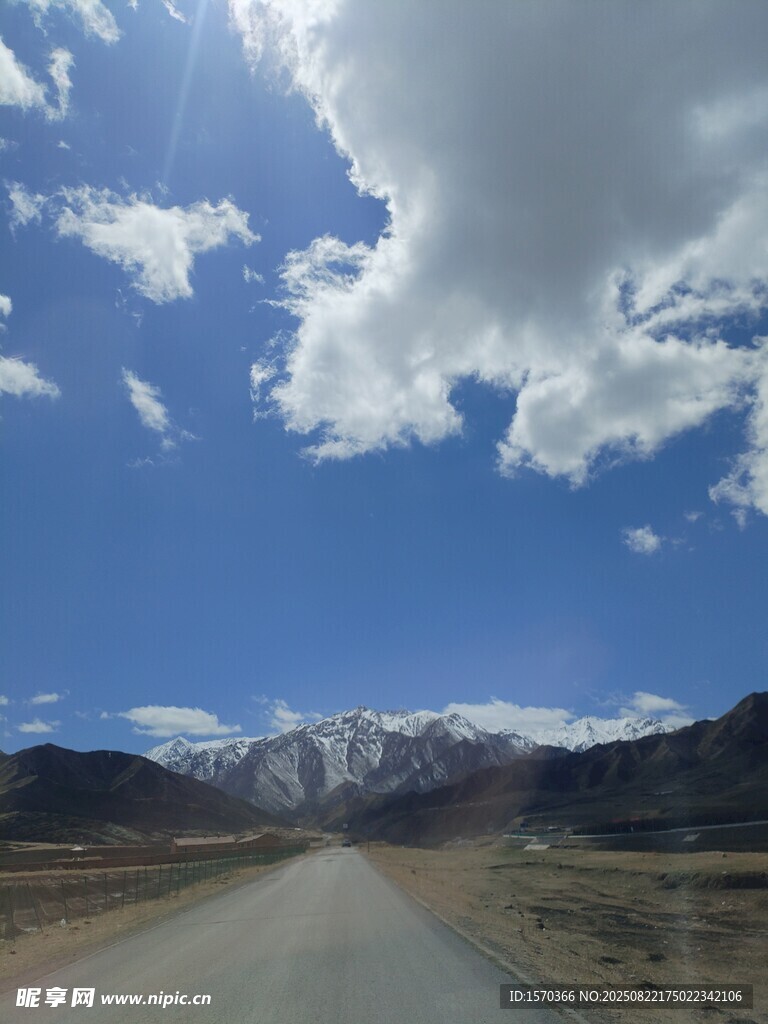 旷野公路通向雪山美景