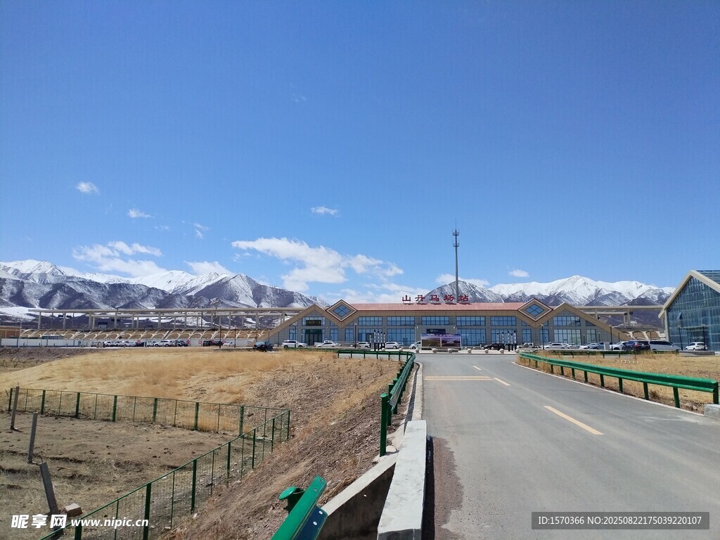 公路通向雪山美景