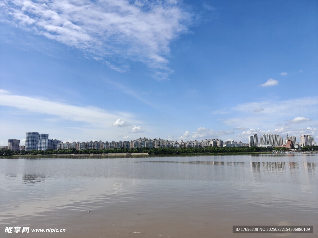 河畔蓝天城市风光美景