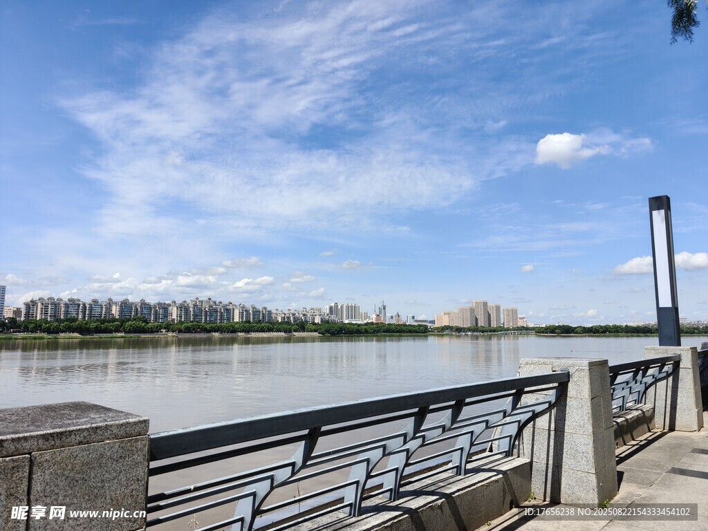 河畔栏杆边的开阔风景