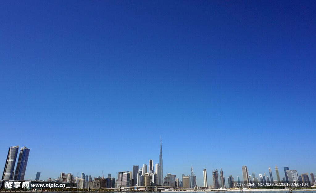城市天际线与蓝天景观