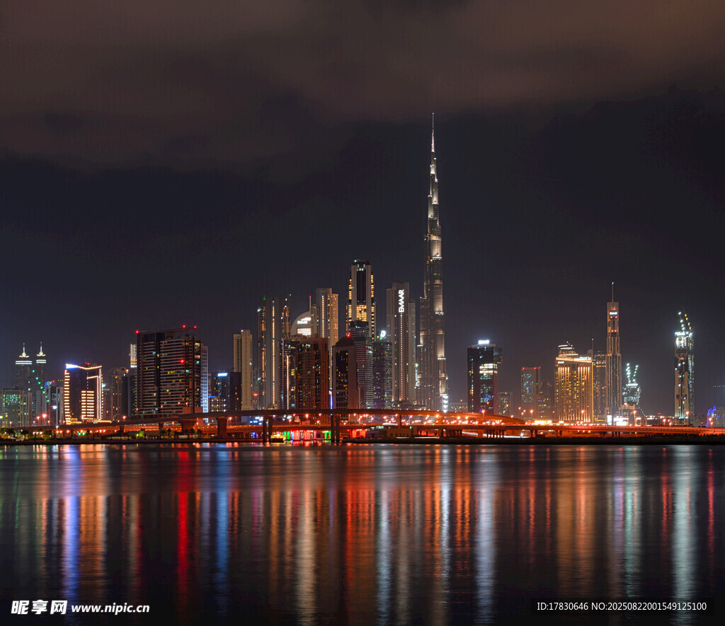 迪拜璀璨夜景倒映水面