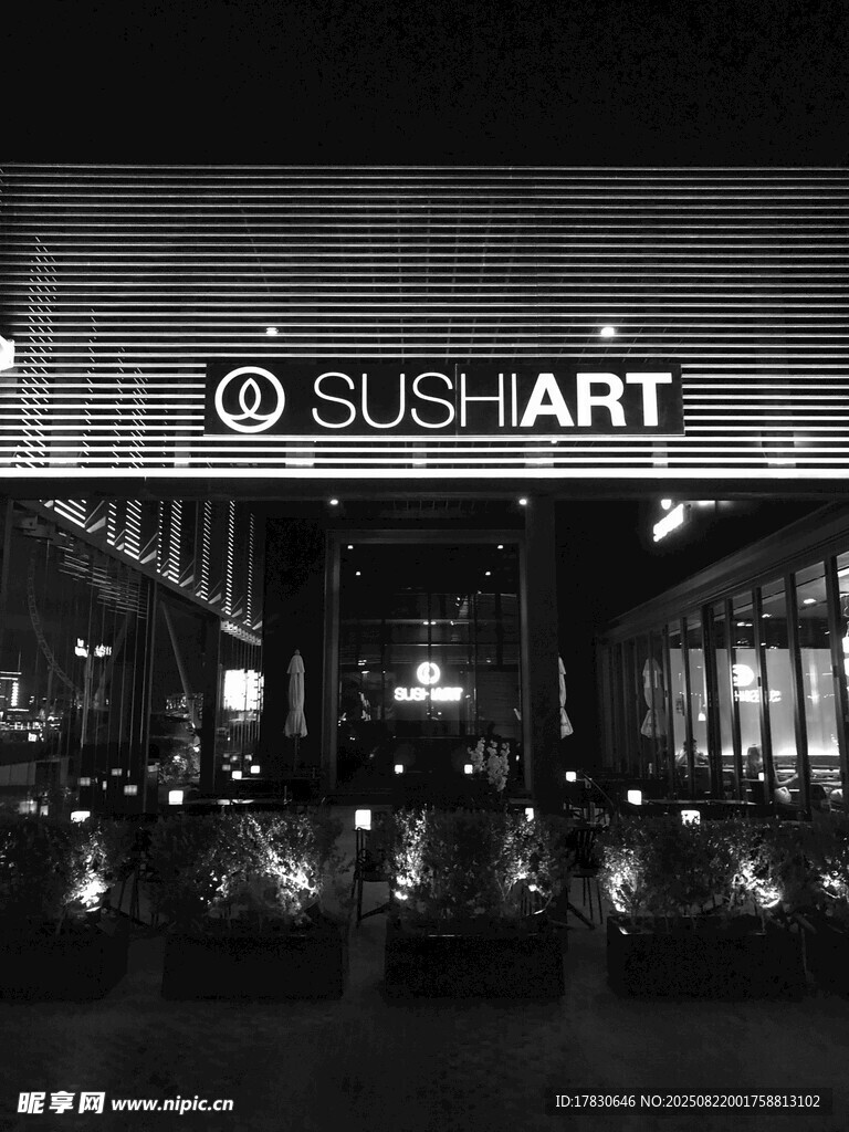 夜晚的Bushart店铺外观