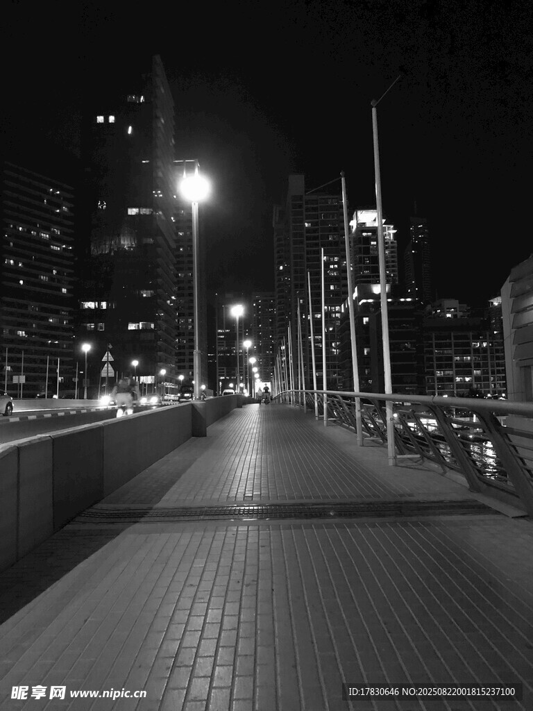 夜晚城市中的静谧行人步道