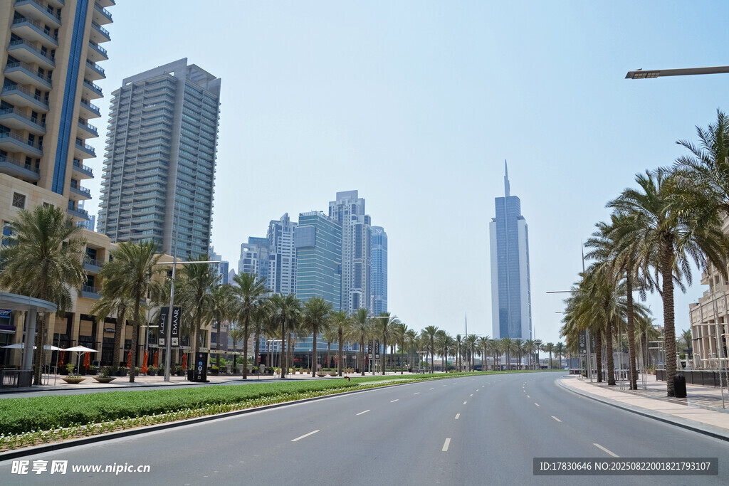 城市宽阔道路与高楼景观