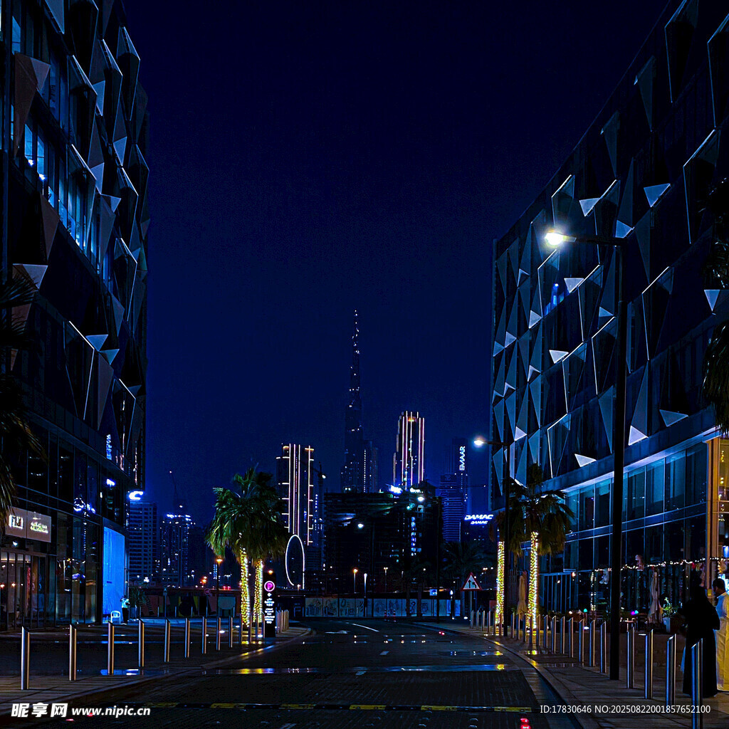 城市夜景下的街道与行人