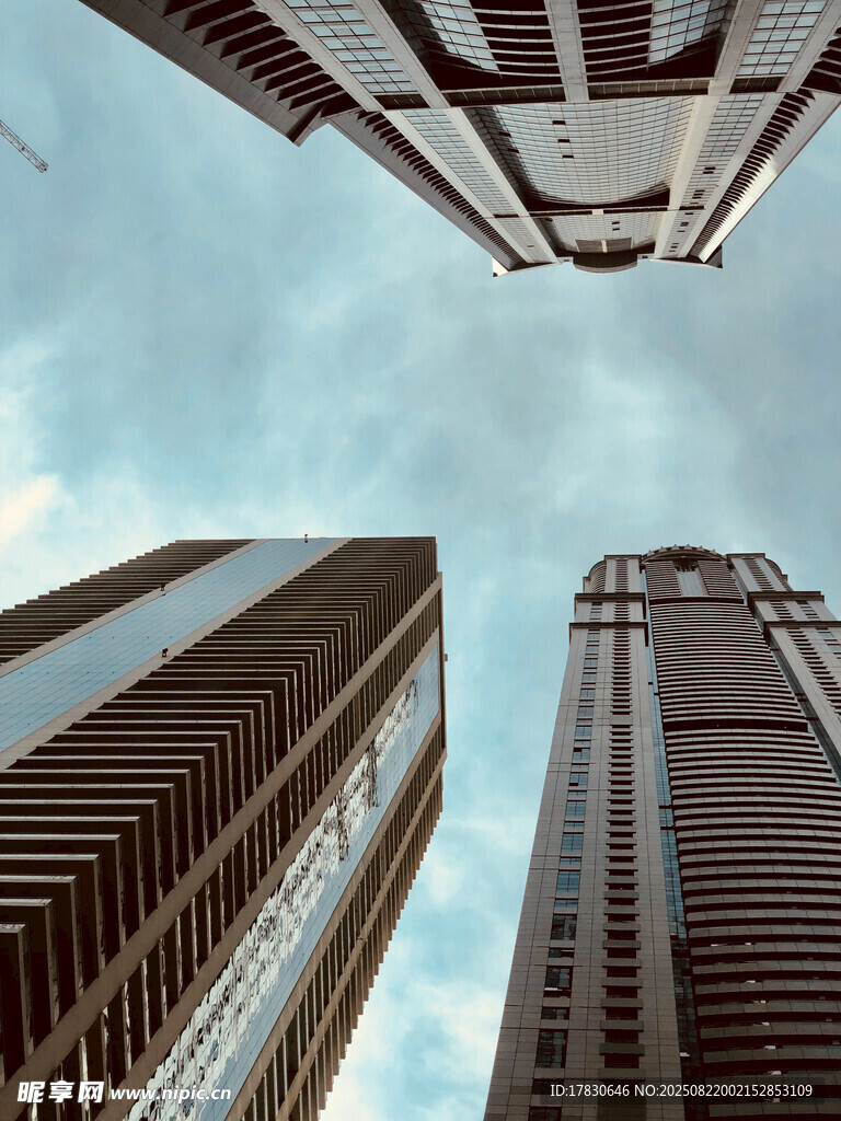 仰视都市摩天大楼
