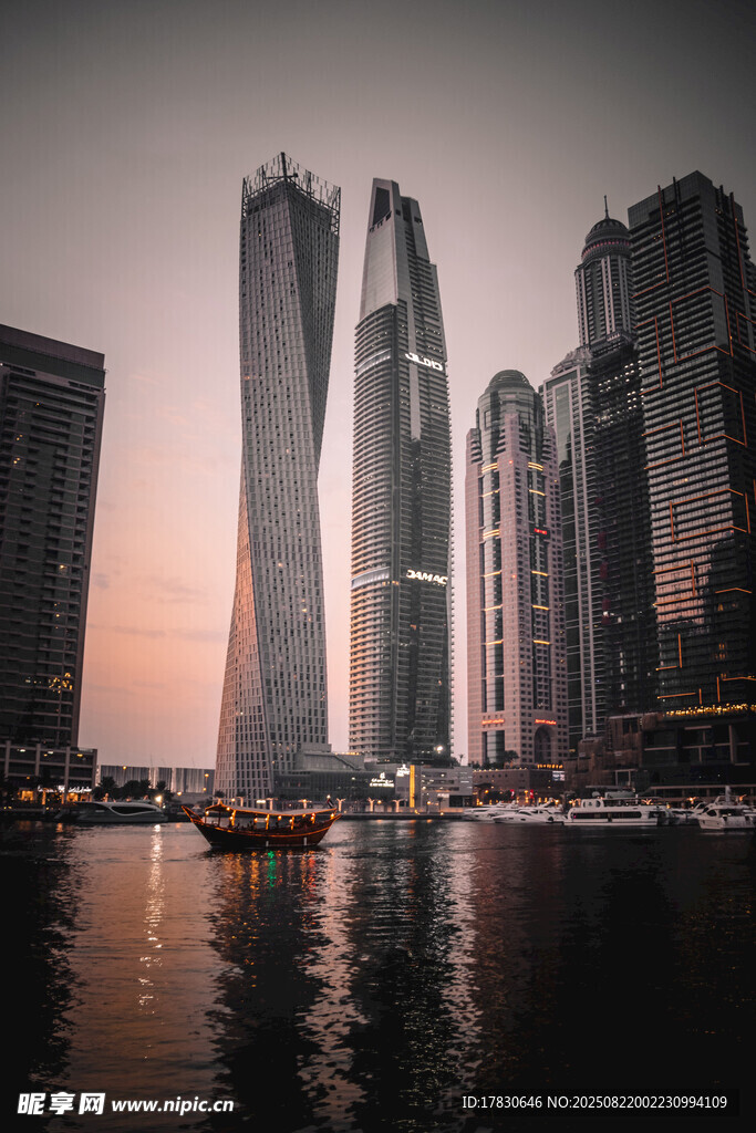 黄昏下的城市滨水摩天建筑群