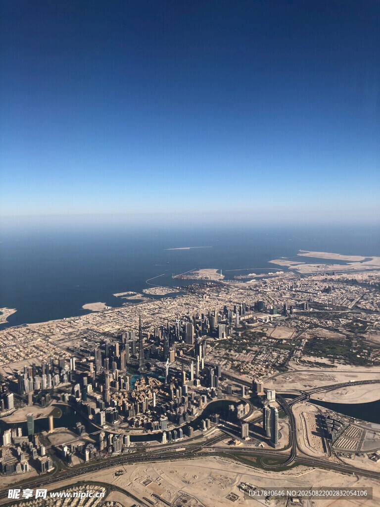 俯瞰城市与海洋景观