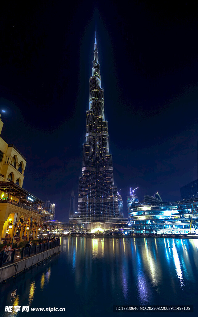 夜晚璀璨的高塔景观
