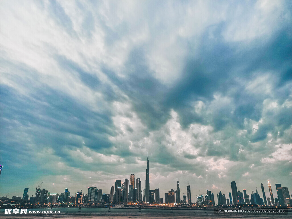 城市天际线与壮丽天空景观