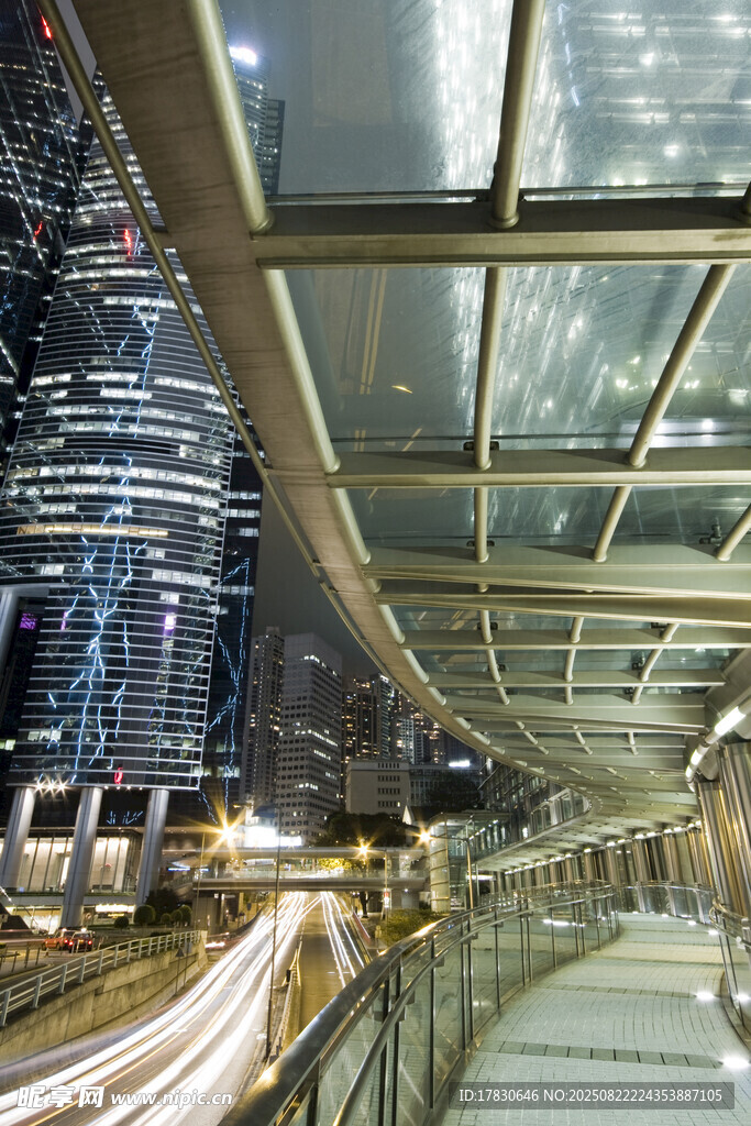 城市夜景中的玻璃廊道
