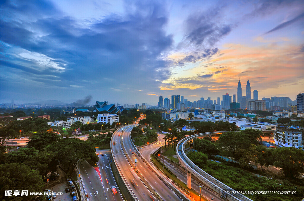 城市黄昏交通与天际线美景