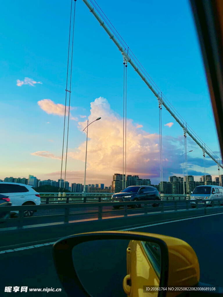 车内视角看桥上绚丽天空