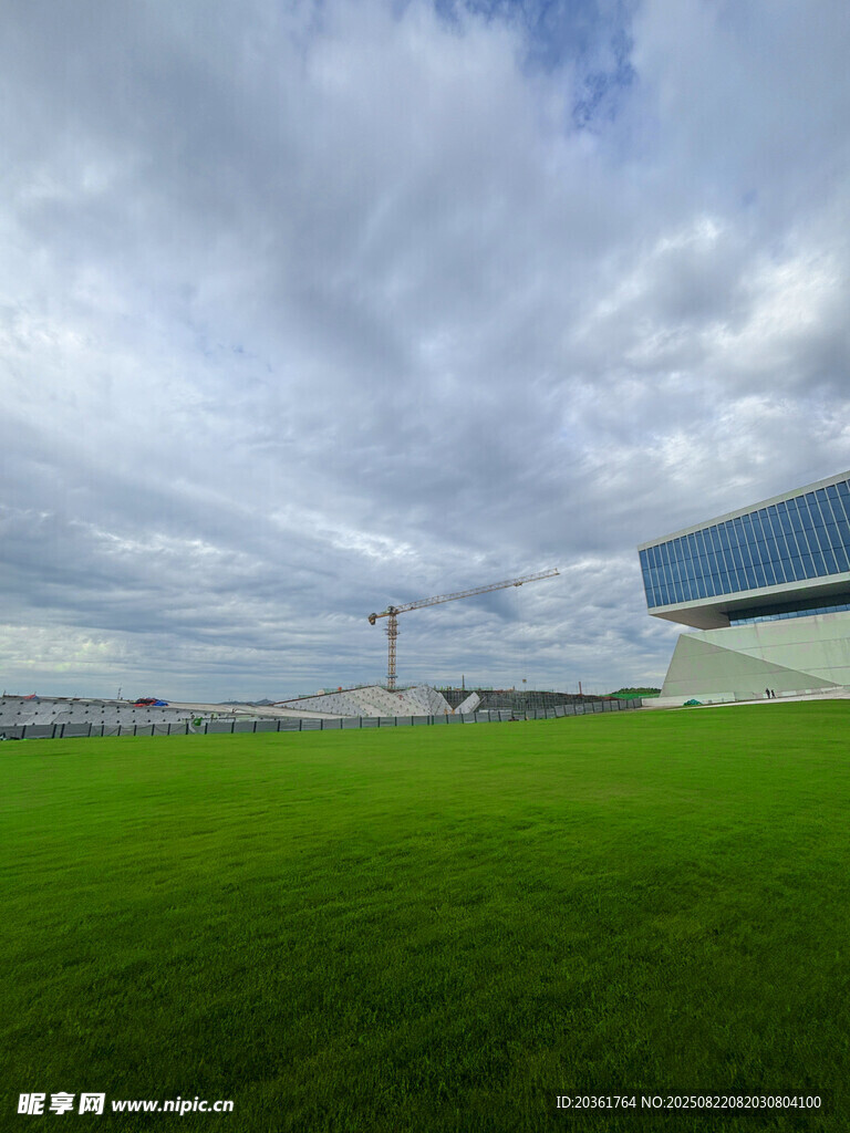 绿茵场地与天空建筑景致