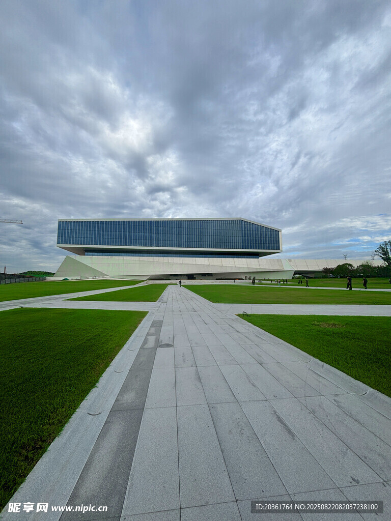 现代建筑与开阔绿地景观
