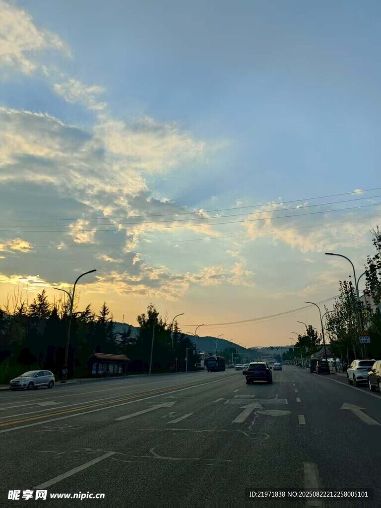 黄昏下的公路风景