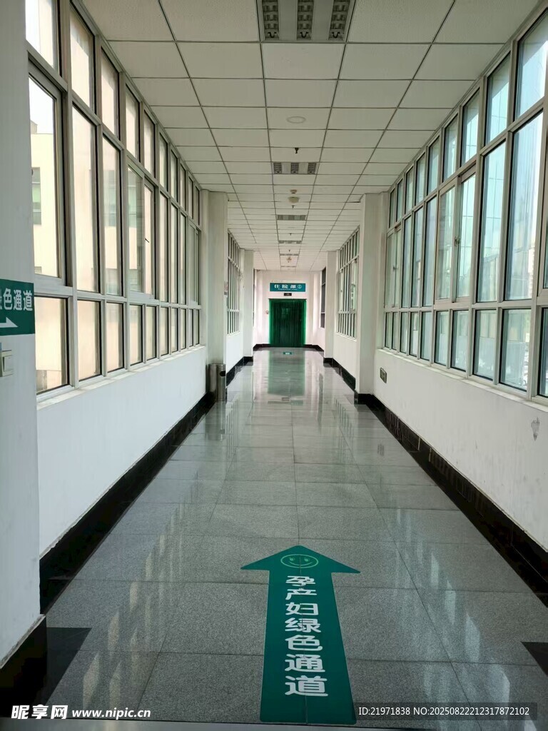宽敞走廊绿色箭头指引方向
