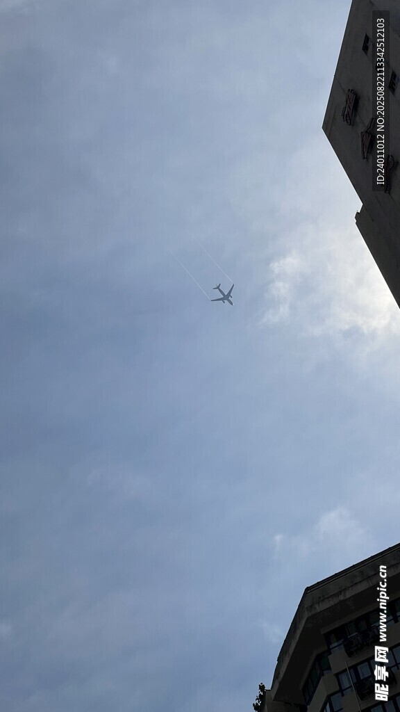 城市上空飞行的飞机