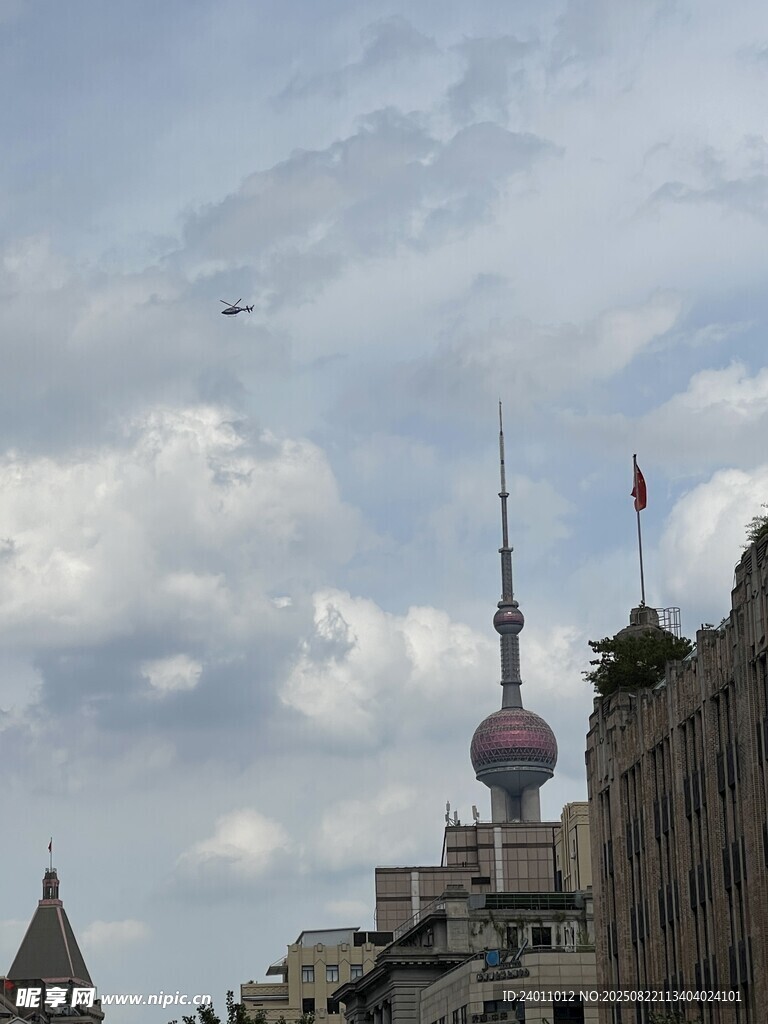 上海外滩与东方明珠景观
