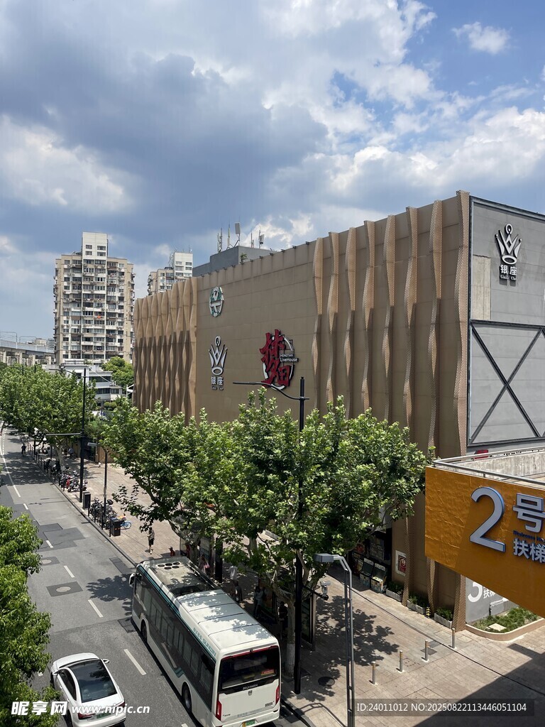 城市街道旁的特色建筑
