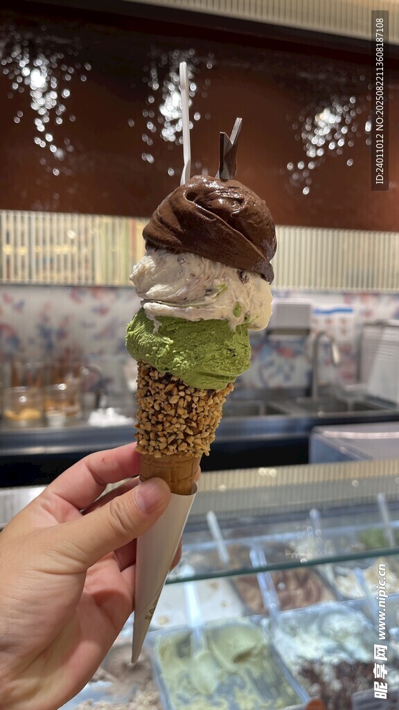 手持美味抹茶巧克力冰淇淋