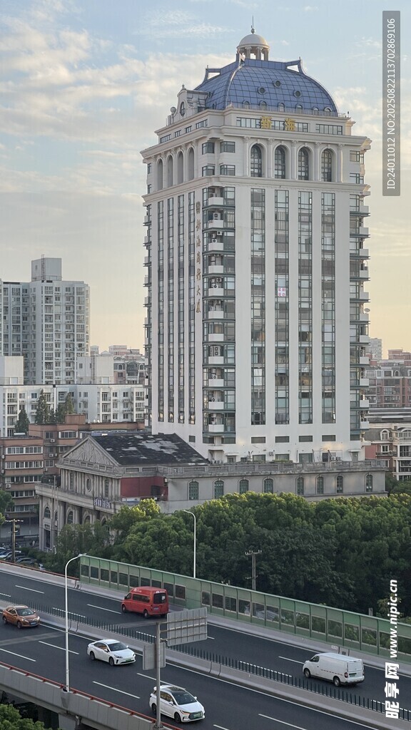 城市中高楼旁的繁忙公路