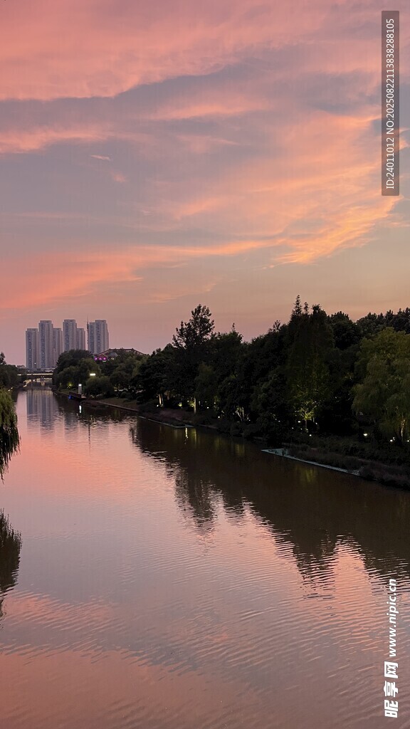 河畔晚霞美景