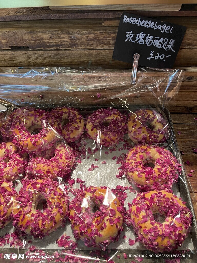 草莓碎屑装饰的美味甜甜圈