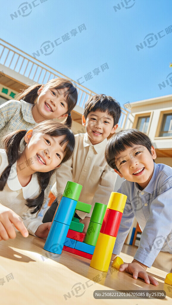 4个4岁的小朋友 穿春季服装