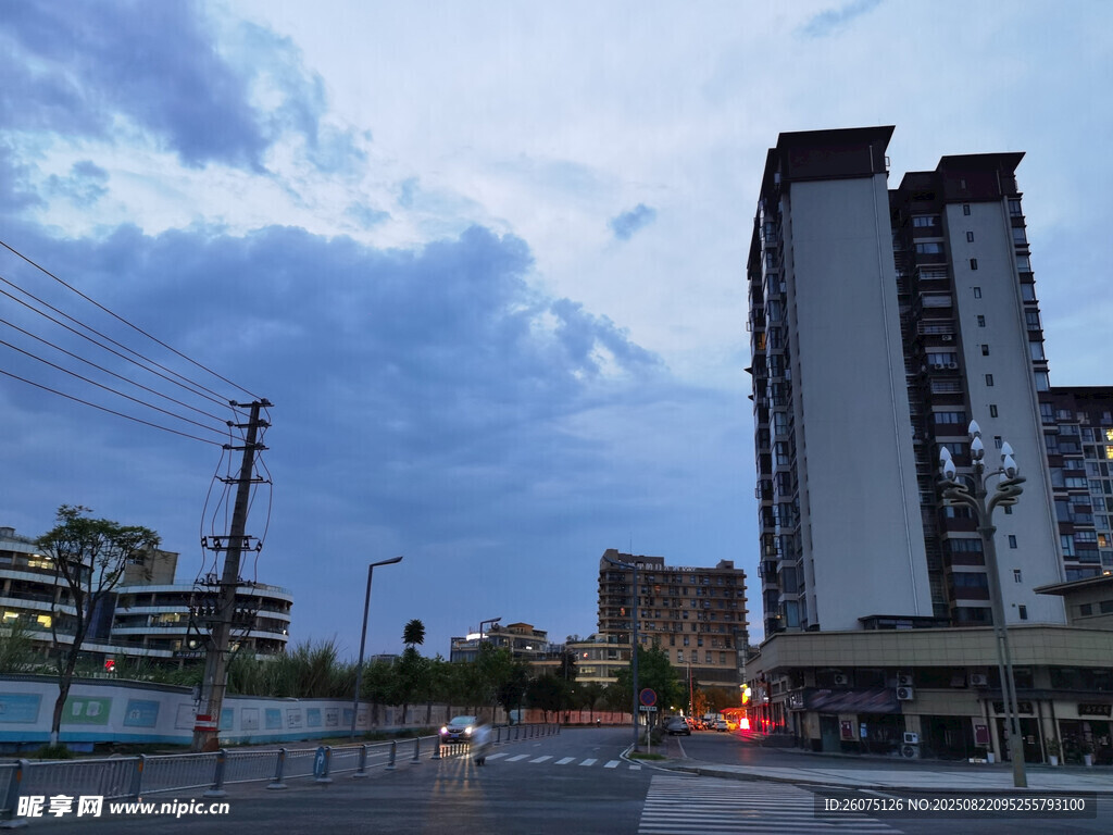 城市黄昏时的高楼街景
