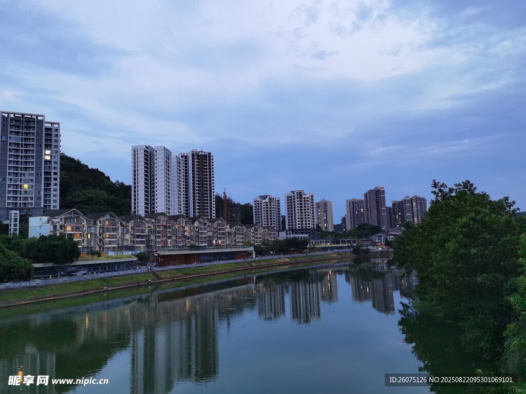 河畔城市黄昏与倒影美景