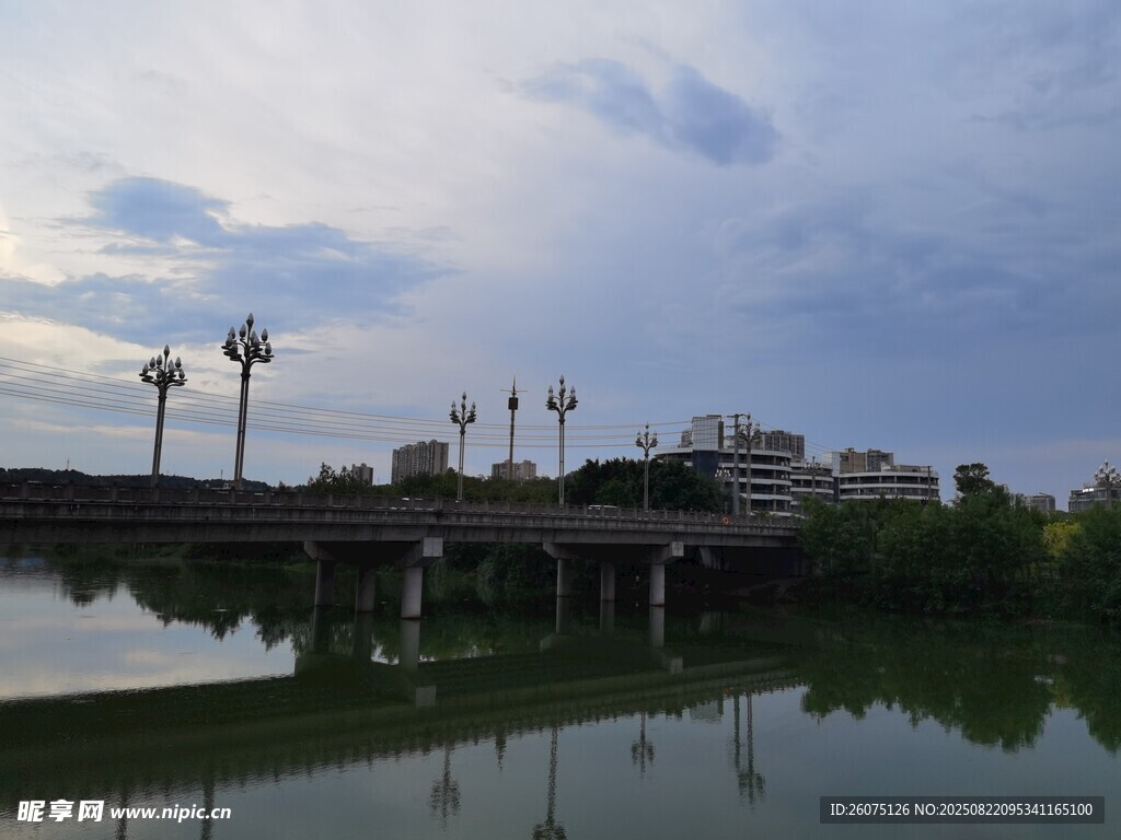 河畔桥梁暮色风景