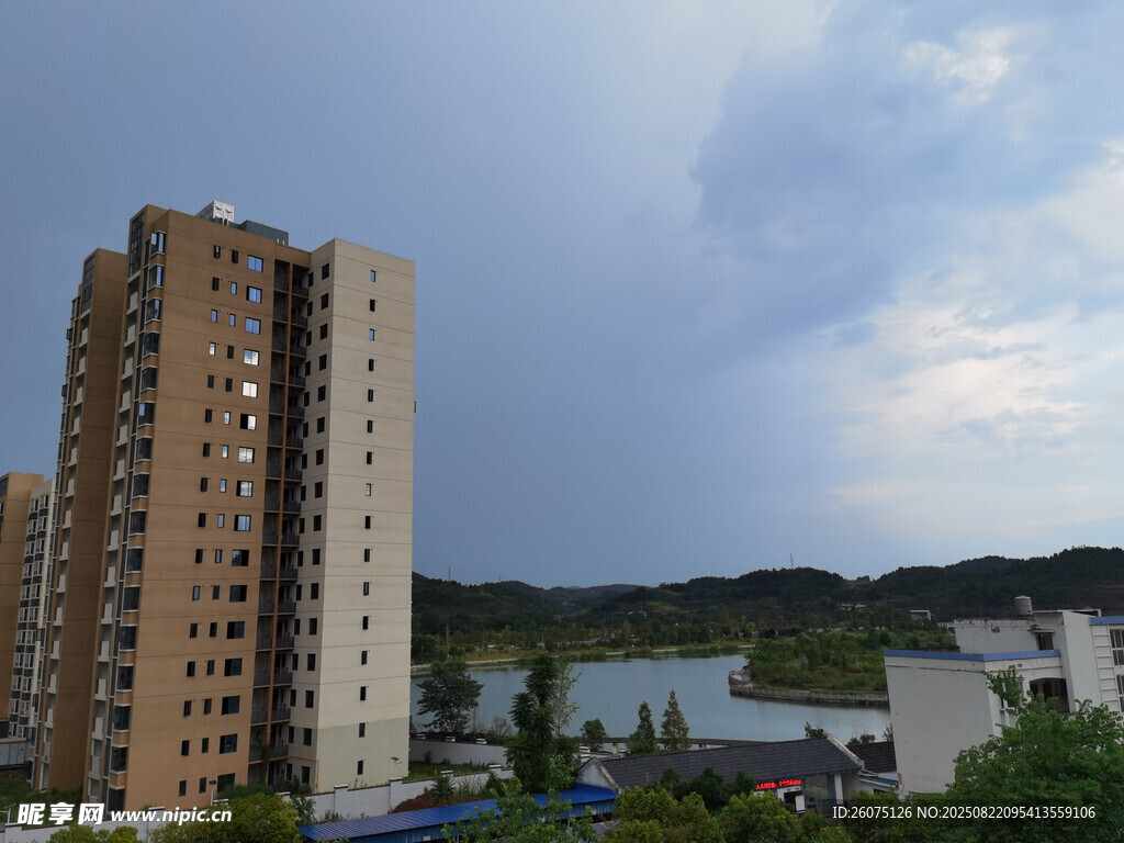 城市高楼与远处湖泊景致