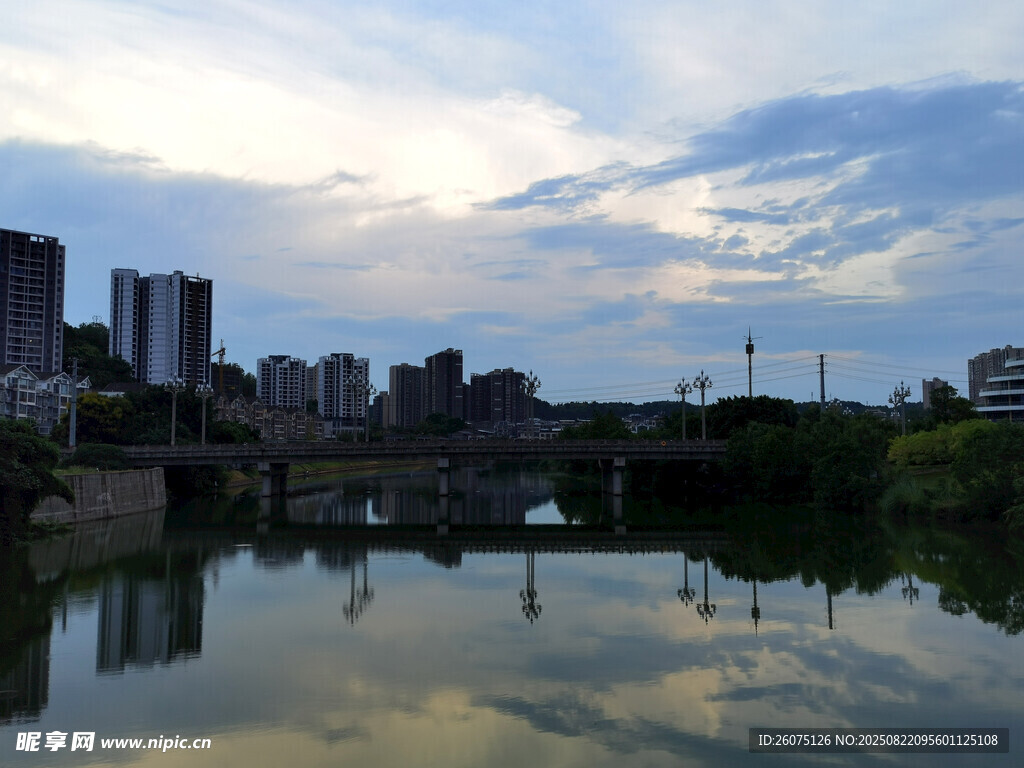 城市河畔黄昏与水面倒影美景