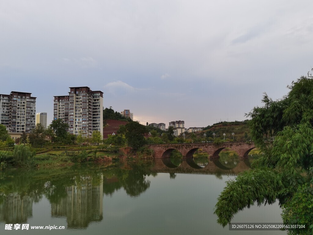 河畔城市风光倒影美景