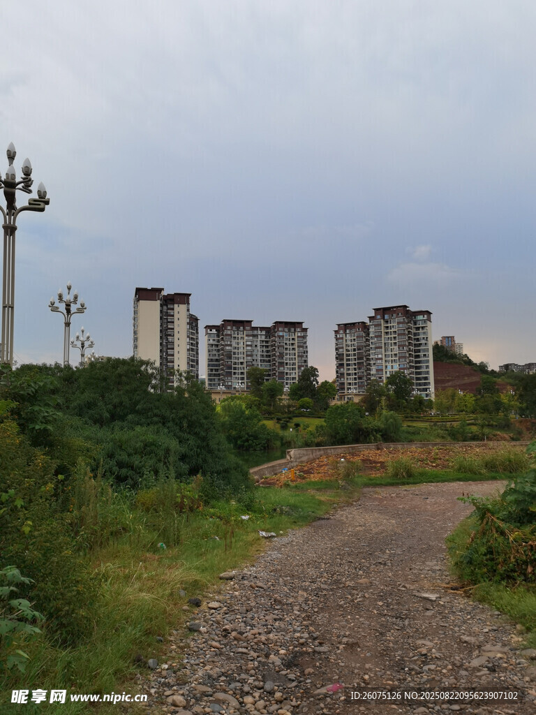 城郊泥巴小路与远处高楼景观