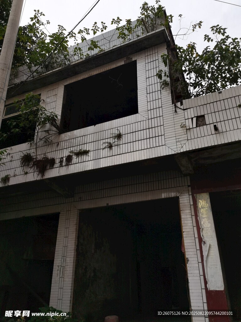 老旧两层房屋外观景象