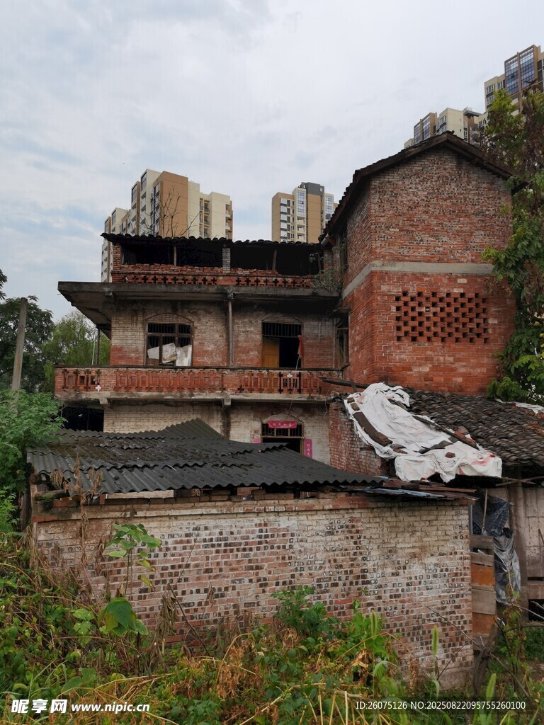 废弃红砖建筑尽显沧桑