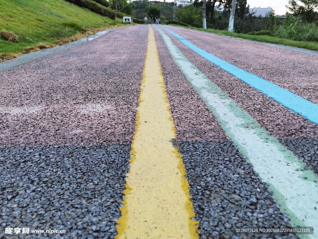彩色沥青路面的美丽骑行道特写