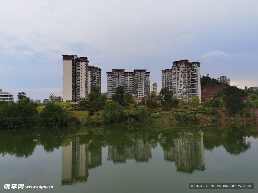 湖畔高楼倒影美景