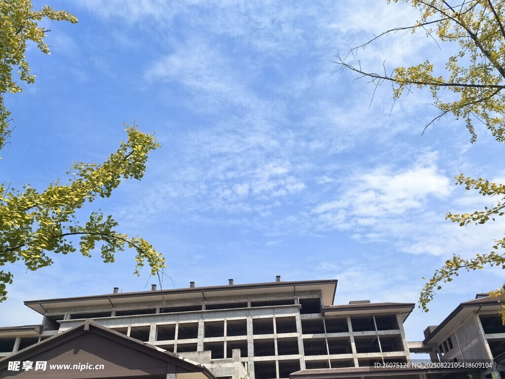 中式建筑与蓝天白云绿树