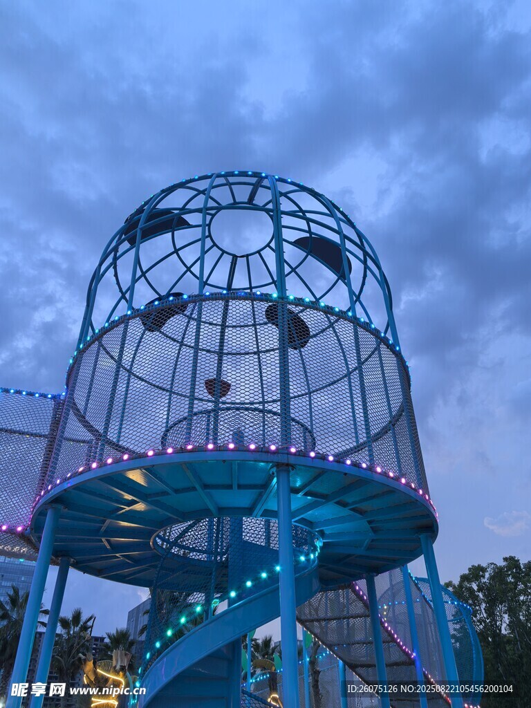 熊猫造型攀爬设备夜景
