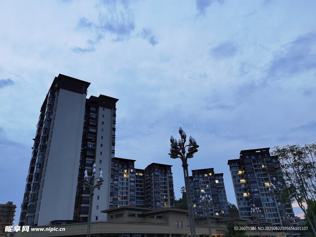 城市高楼与雕塑景观