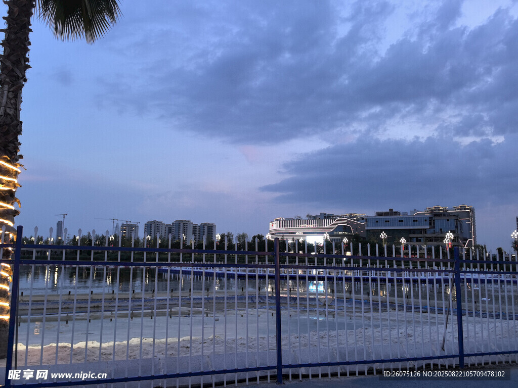黄昏下的水边城市景观