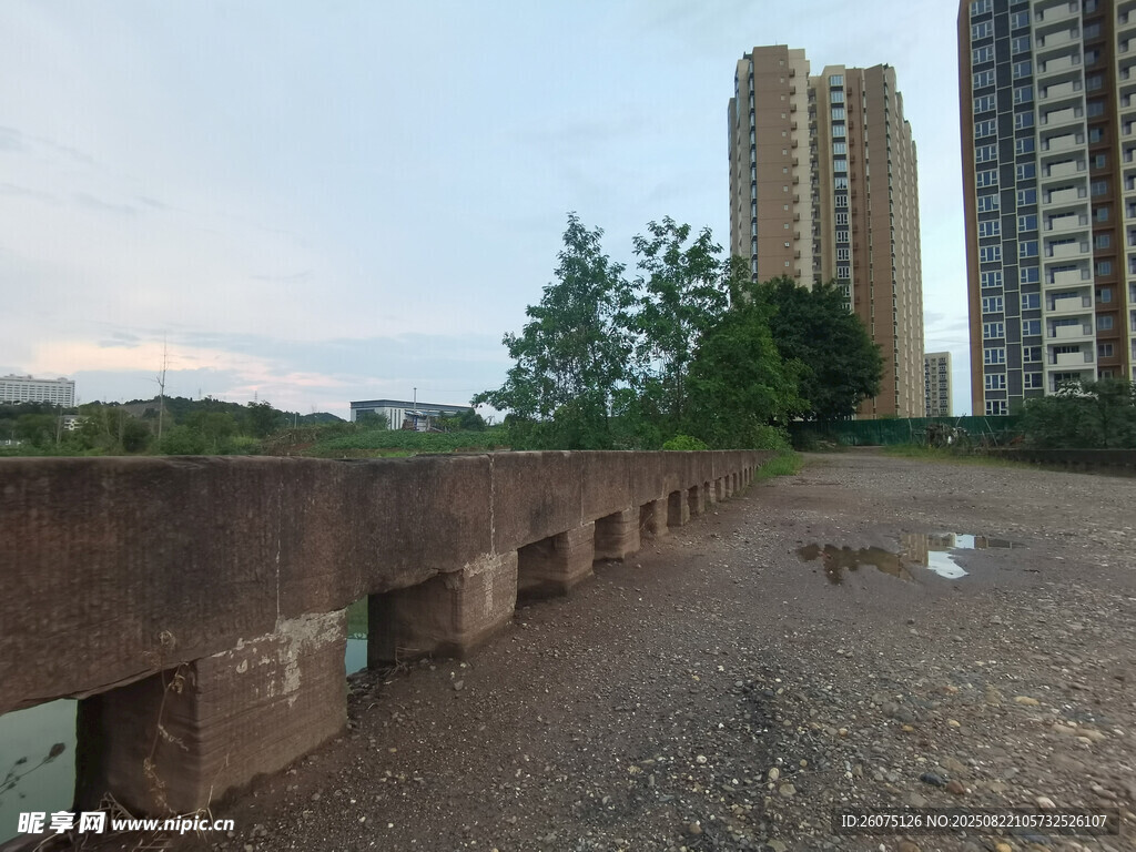 城市荒地旁的老旧护栏
