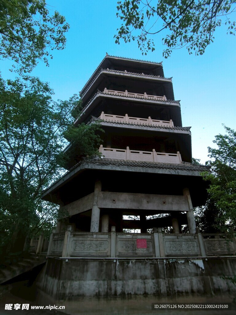 古朴多层塔楼隐于绿树间
