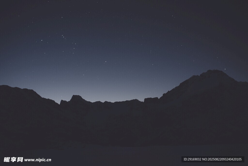 夜幕下的山峦剪影