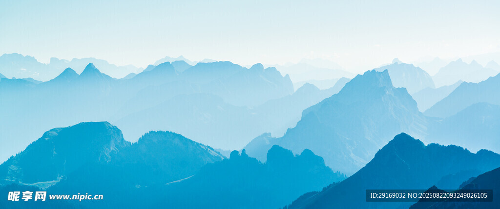 蓝色山峦景观