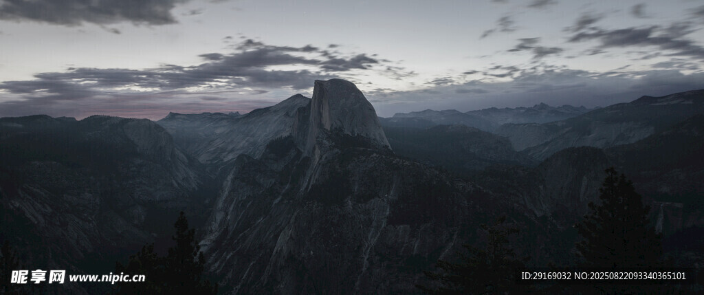 云雾缭绕的巍峨山峰